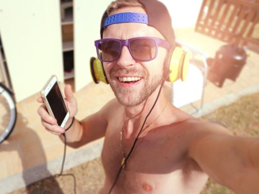 Man die buiten hardloopt in de zomer op een zonnige dag