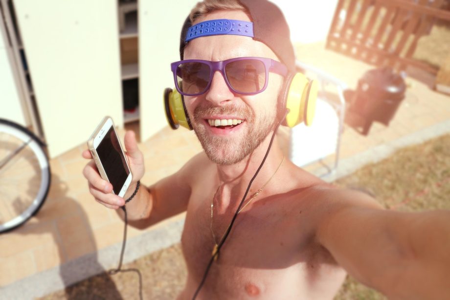 Man die buiten hardloopt in de zomer op een zonnige dag