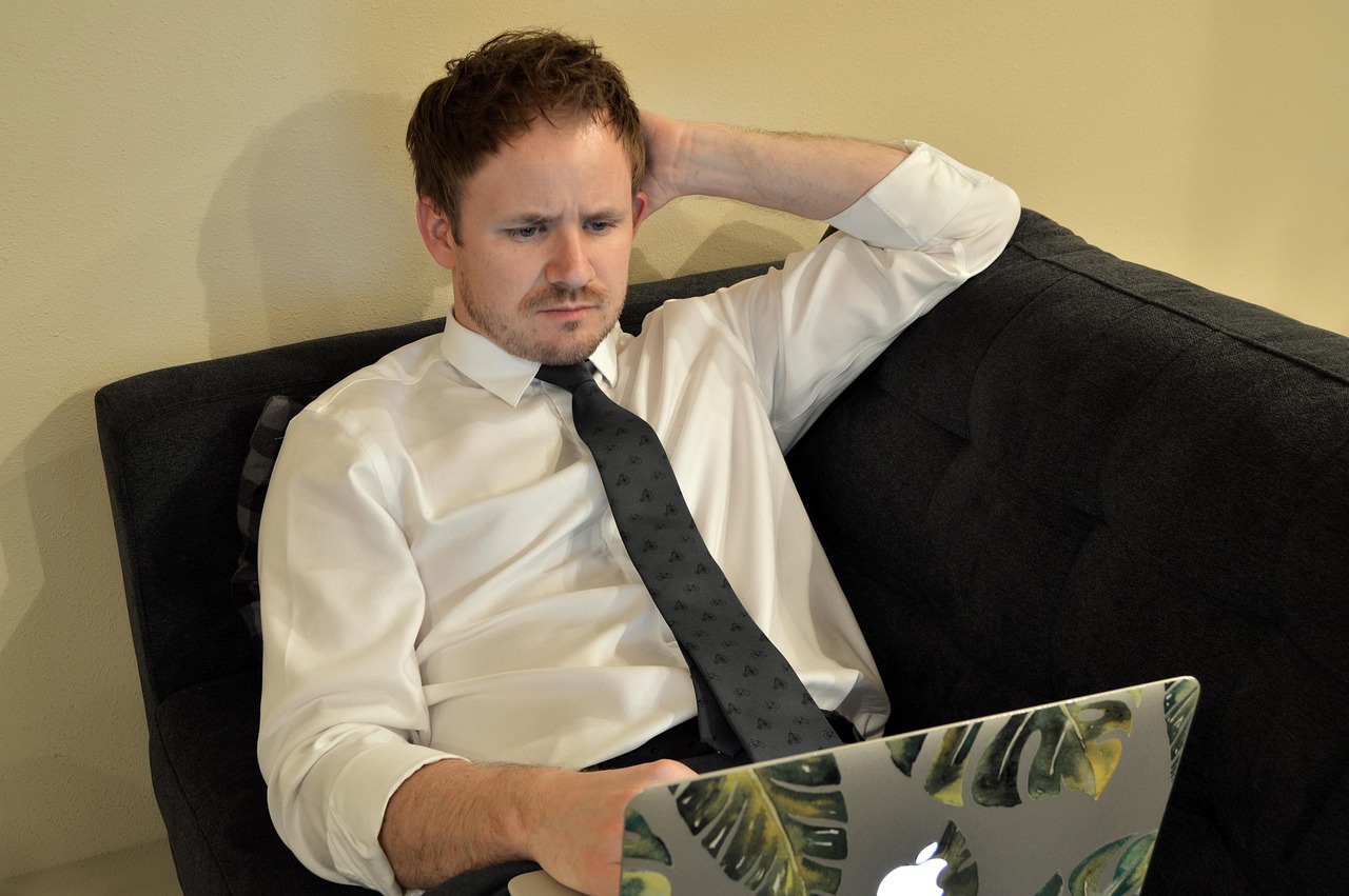 Man die op een laptop werkt vanuit huis om online bij te verdienen