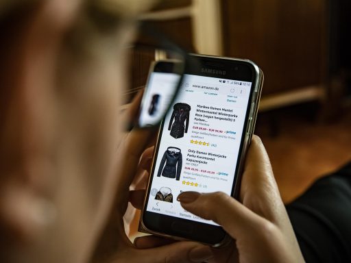 Man die kleding bekijkt op laptop tijdens online winkelen
