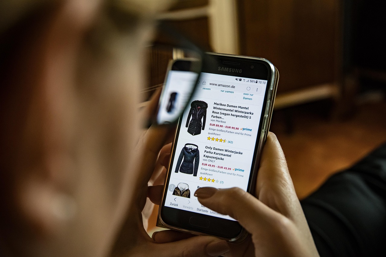 Man die kleding bekijkt op laptop tijdens online winkelen