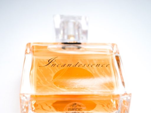 Verschillende flesjes herenparfum op een rij op een donkere ondergrond