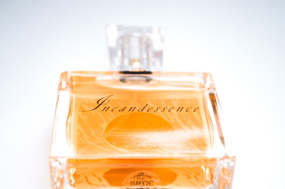 Verschillende flesjes herenparfum op een rij op een donkere ondergrond