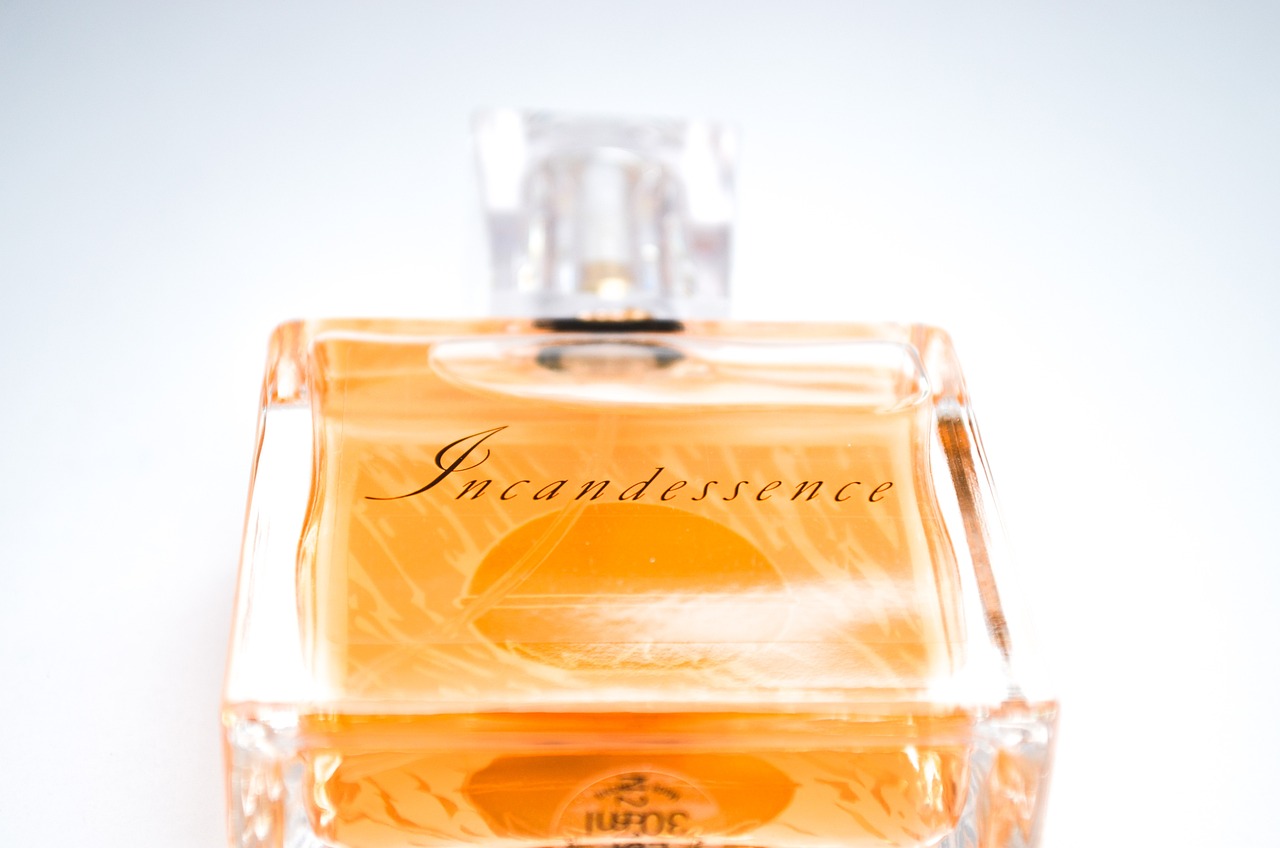 Verschillende flesjes herenparfum op een rij op een donkere ondergrond