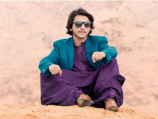 Man past een blazer in een kledingwinkel