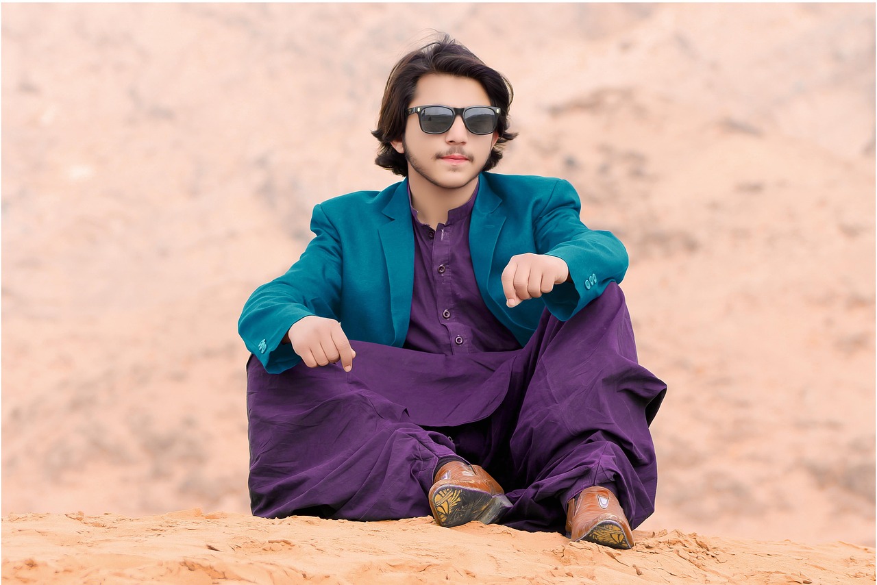Man past een blazer in een kledingwinkel