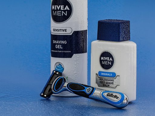Man die aftershave balsem aanbrengt op zijn gezicht na het scheren