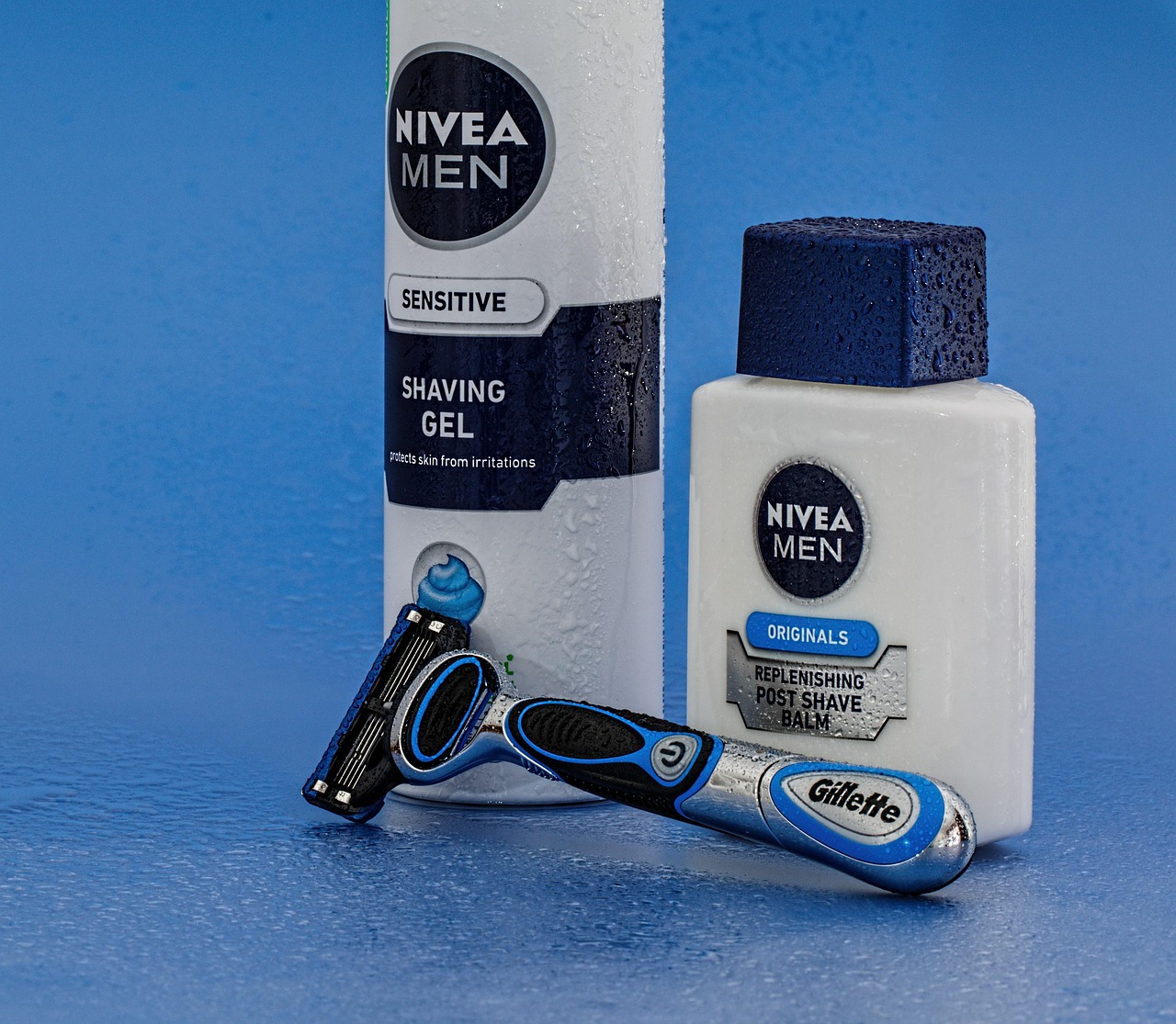 Man die aftershave balsem aanbrengt op zijn gezicht na het scheren