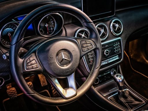 Dashboard met auto-gadgets waaronder een HUD-display en telefoonhouder