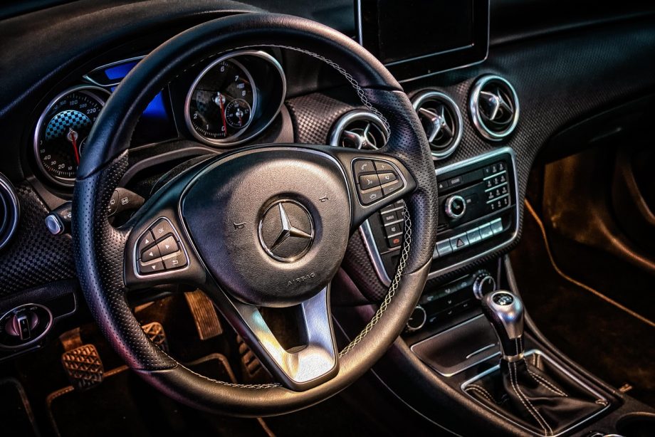 Dashboard met auto-gadgets waaronder een HUD-display en telefoonhouder