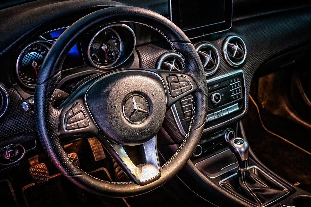 Dashboard met auto-gadgets waaronder een HUD-display en telefoonhouder