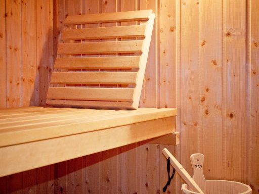 Mannen ontspannen in een Finse sauna op houten banken