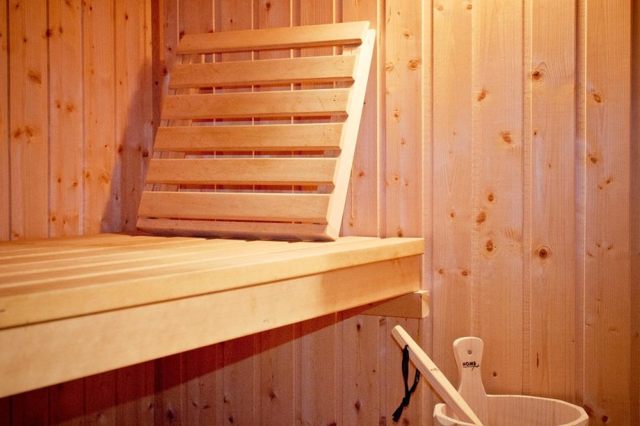 Mannen ontspannen in een Finse sauna op houten banken
