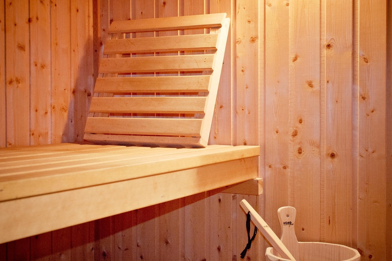Mannen ontspannen in een Finse sauna op houten banken