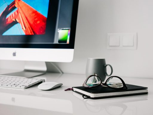 Slimme thuisautomatie apparaten op een bureau, waaronder een slimme stekker en thermostaat
