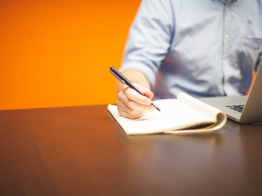 Een ondernemer werkt geconcentreerd op zijn laptop aan een tech bedrijf idee