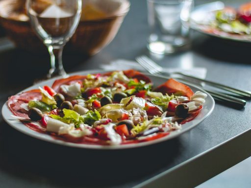 Man bereidt een gezonde maaltijd voor in de keuken na zijn vakantie