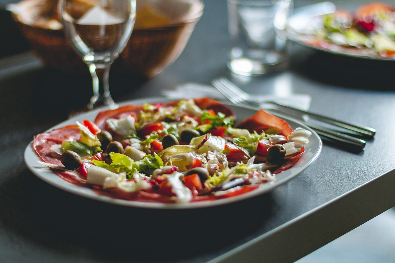 Man bereidt een gezonde maaltijd voor in de keuken na zijn vakantie