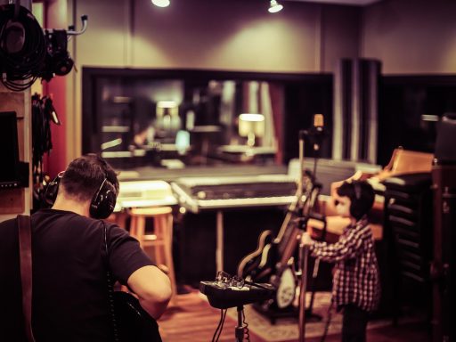 Nederlandse artiest aan het opnemen in een studio