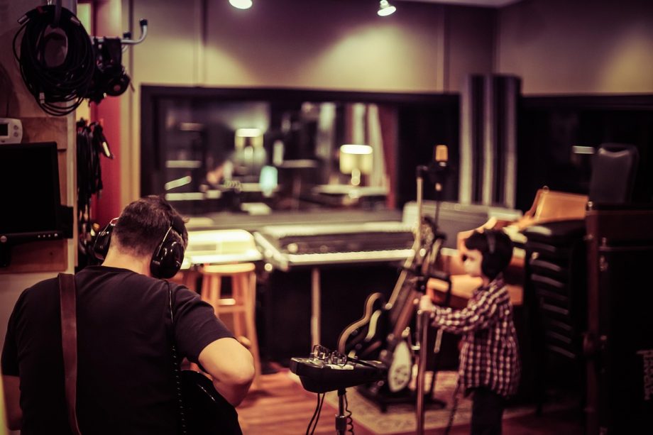 Nederlandse artiest aan het opnemen in een studio
