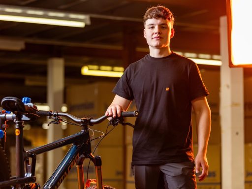 Wielrenner die zijn benen strekt tijdens een sportpauze