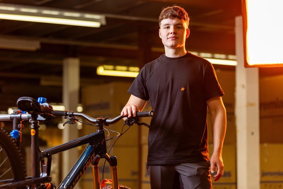Wielrenner die zijn benen strekt tijdens een sportpauze