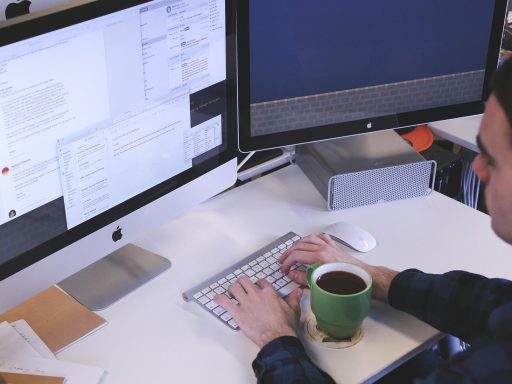 Man die zijn cv bekijkt aan een bureau