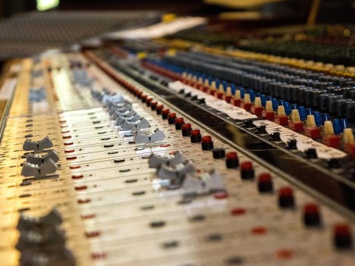 Nederlandse muziekproducer werkt aan een track in een home studio met monitor speakers en een MIDI-keyboard