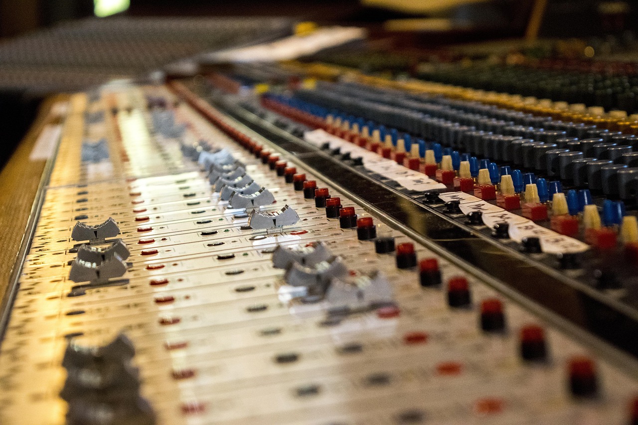 Nederlandse muziekproducer werkt aan een track in een home studio met monitor speakers en een MIDI-keyboard