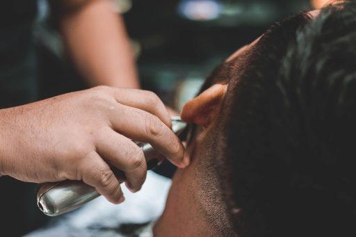 Man met krullend haar na een permanentbehandeling bij de kapper