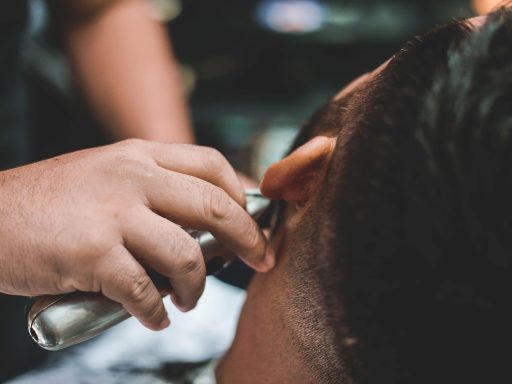 Man met krullend haar na een permanentbehandeling bij de kapper