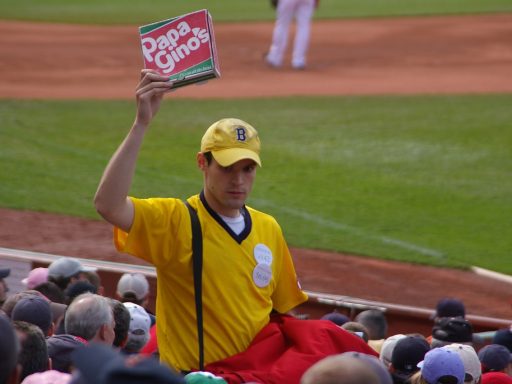 Man met een baseball cap op die past bij zijn gezichtsvorm