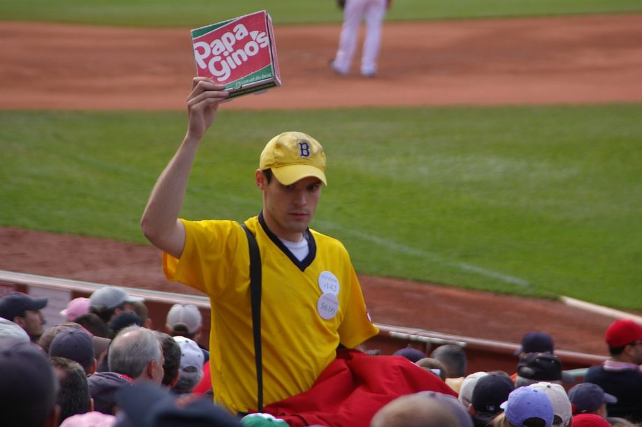 Man met een baseball cap op die past bij zijn gezichtsvorm