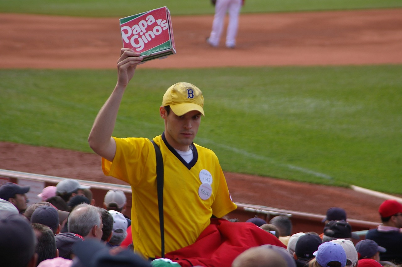 Man met een baseball cap op die past bij zijn gezichtsvorm