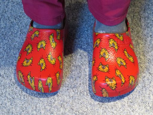 Man in loungewear met een paar stijlvolle sloffen thuis