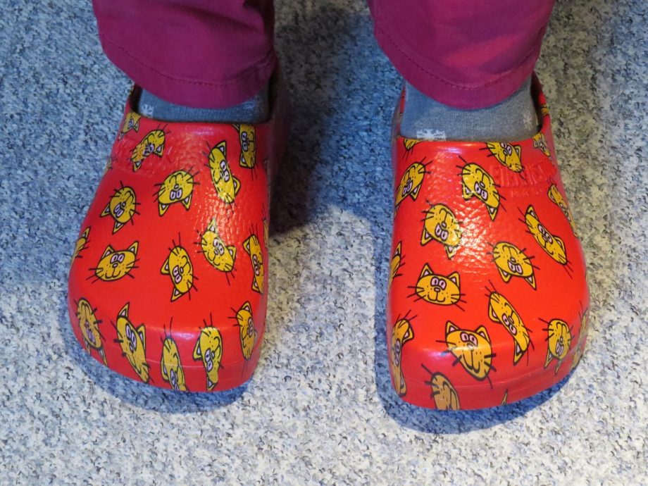 Man in loungewear met een paar stijlvolle sloffen thuis