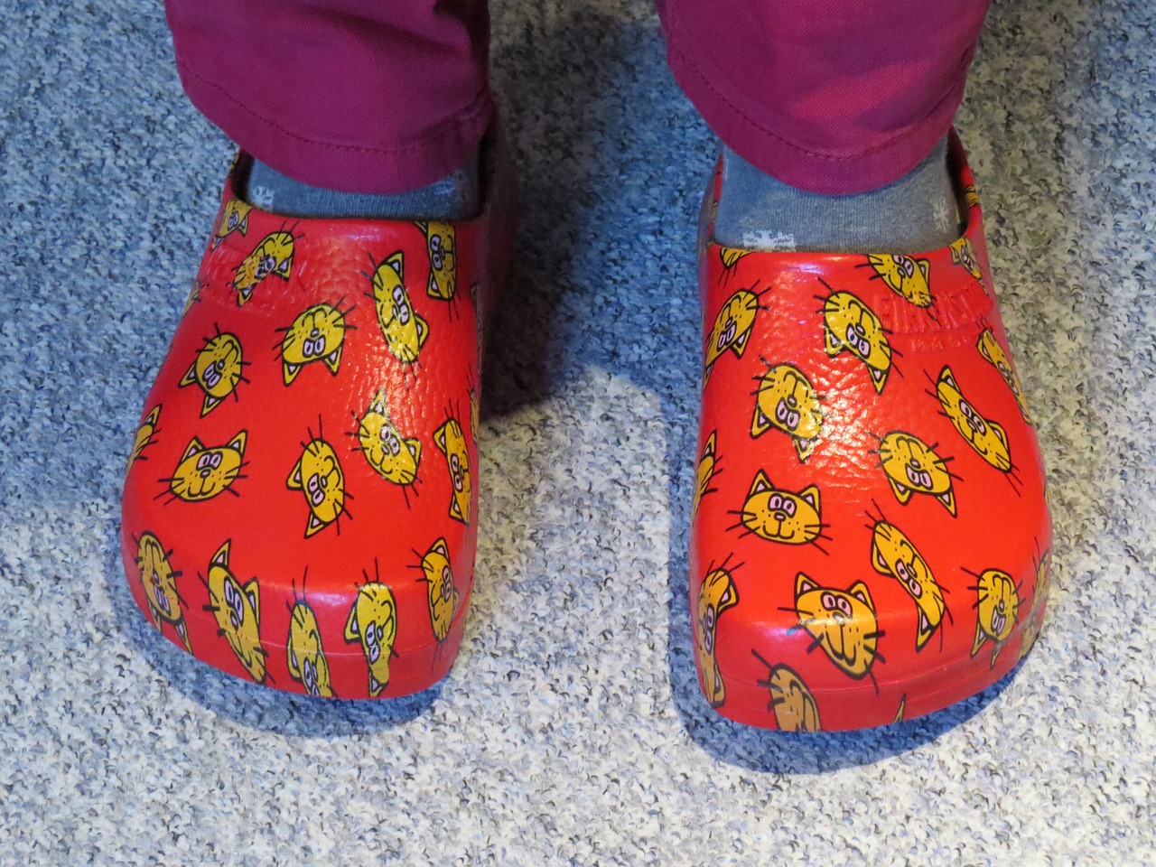 Man in loungewear met een paar stijlvolle sloffen thuis