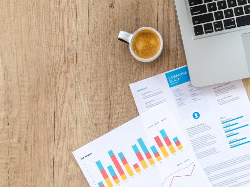 Man die financiële documenten doorneemt aan een bureau
