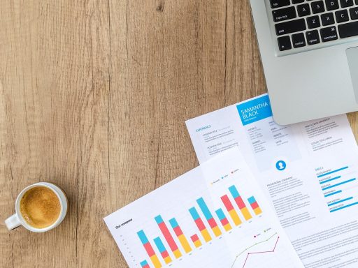 Man die zijn financiële papieren en schulden doorneemt aan een bureau