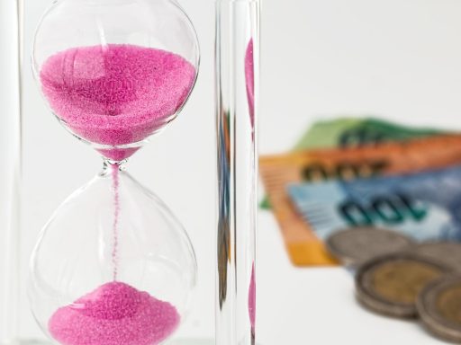 Man die zijn financiële planning bekijkt op laptop met spaar- en beleggingsoverzicht
