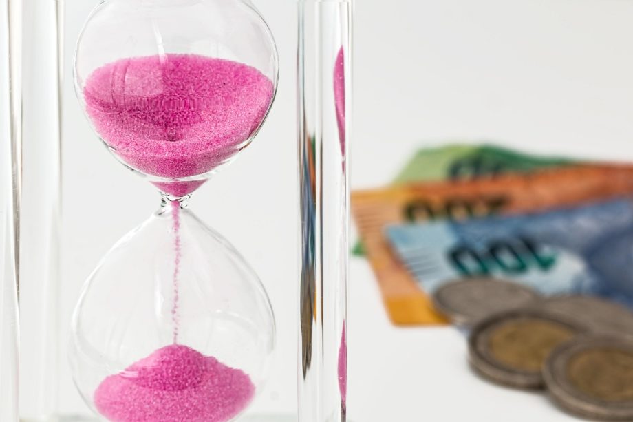 Man die zijn financiële planning bekijkt op laptop met spaar- en beleggingsoverzicht
