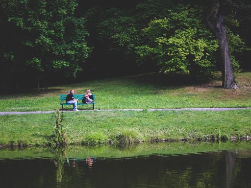 Man en vrouw in gesprek tijdens een date in een koffiebar