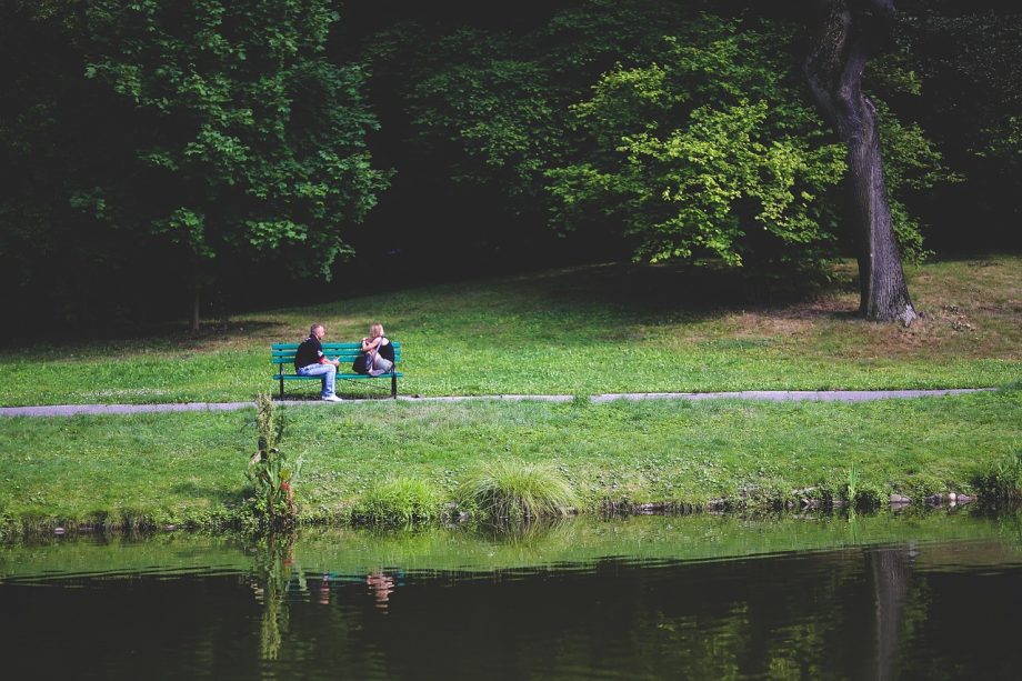 Man en vrouw in gesprek tijdens een date in een koffiebar