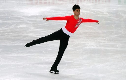 Schaatsster in volle sprint op de ijsbaan tijdens training