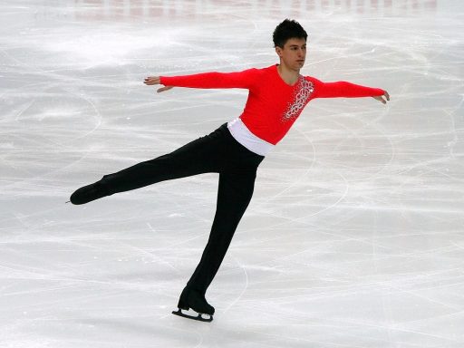 Schaatsster in volle sprint op de ijsbaan tijdens training
