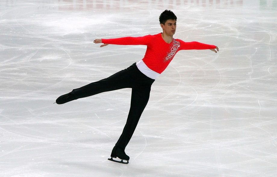 Schaatsster in volle sprint op de ijsbaan tijdens training