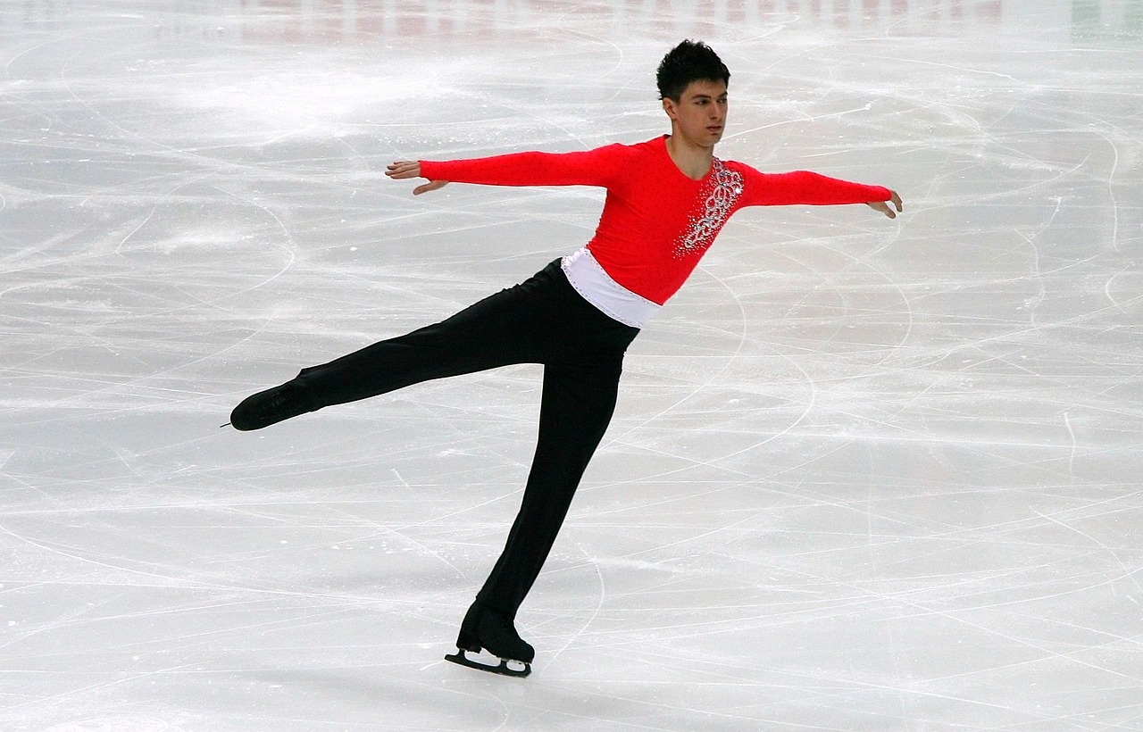 Schaatsster in volle sprint op de ijsbaan tijdens training