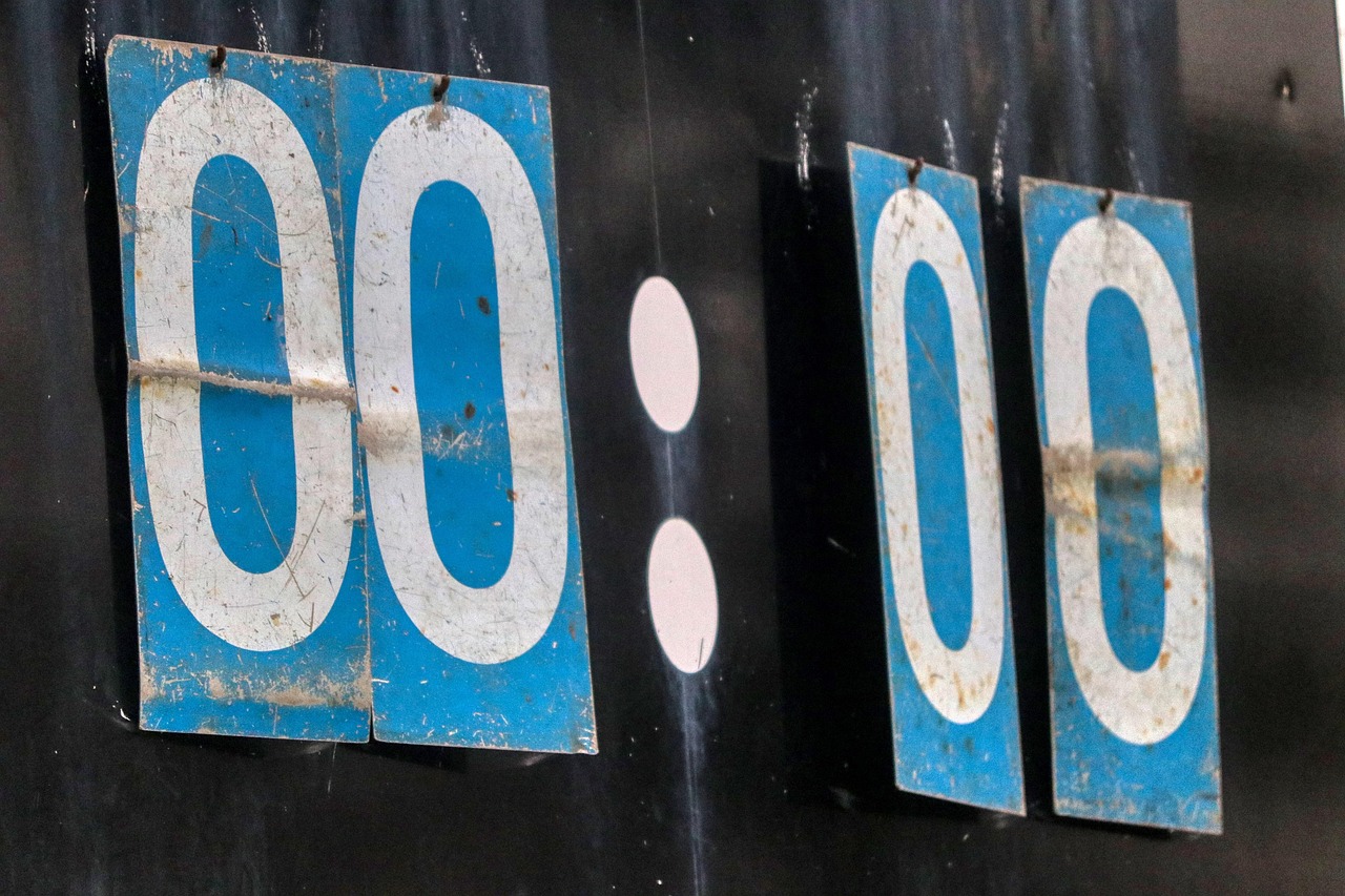 Tactisch bord met voetbalformatie en pijlen voor spelersposities