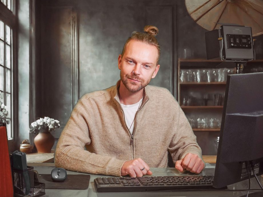 Man aan het werk achter zijn bureau op kantoor