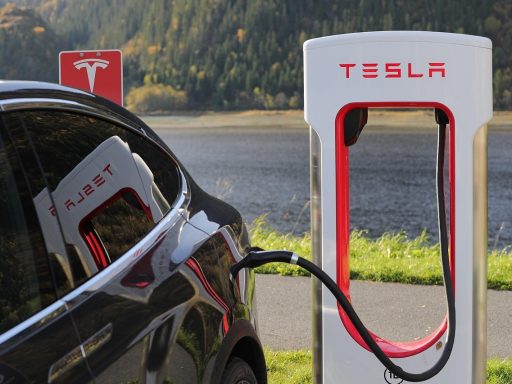 Tweedehands elektrische auto die oplaadt bij een publieke laadpaal